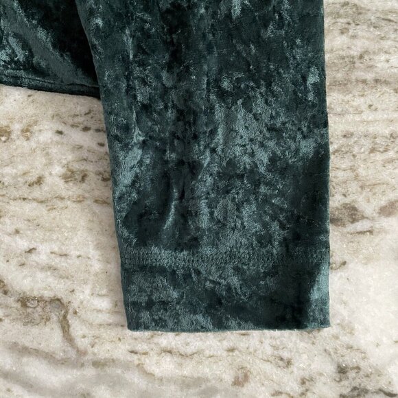 GUYS WHO WEAR SUITS MAKE ME NERVOUS Velvet Top Women L Green Cropped Long Sleeve - Picture 3 of 8